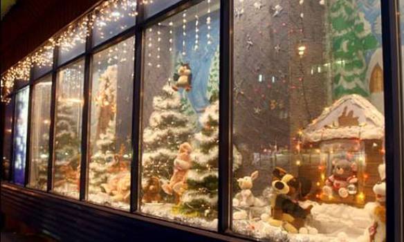 витрина магазина с новогодней подсветкой